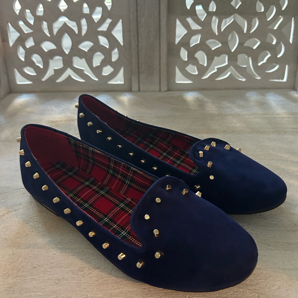 NIB BAMBOO Ferocious Studded Flats Loafers Navy Blue Gold Studs Faux Suede 8.5